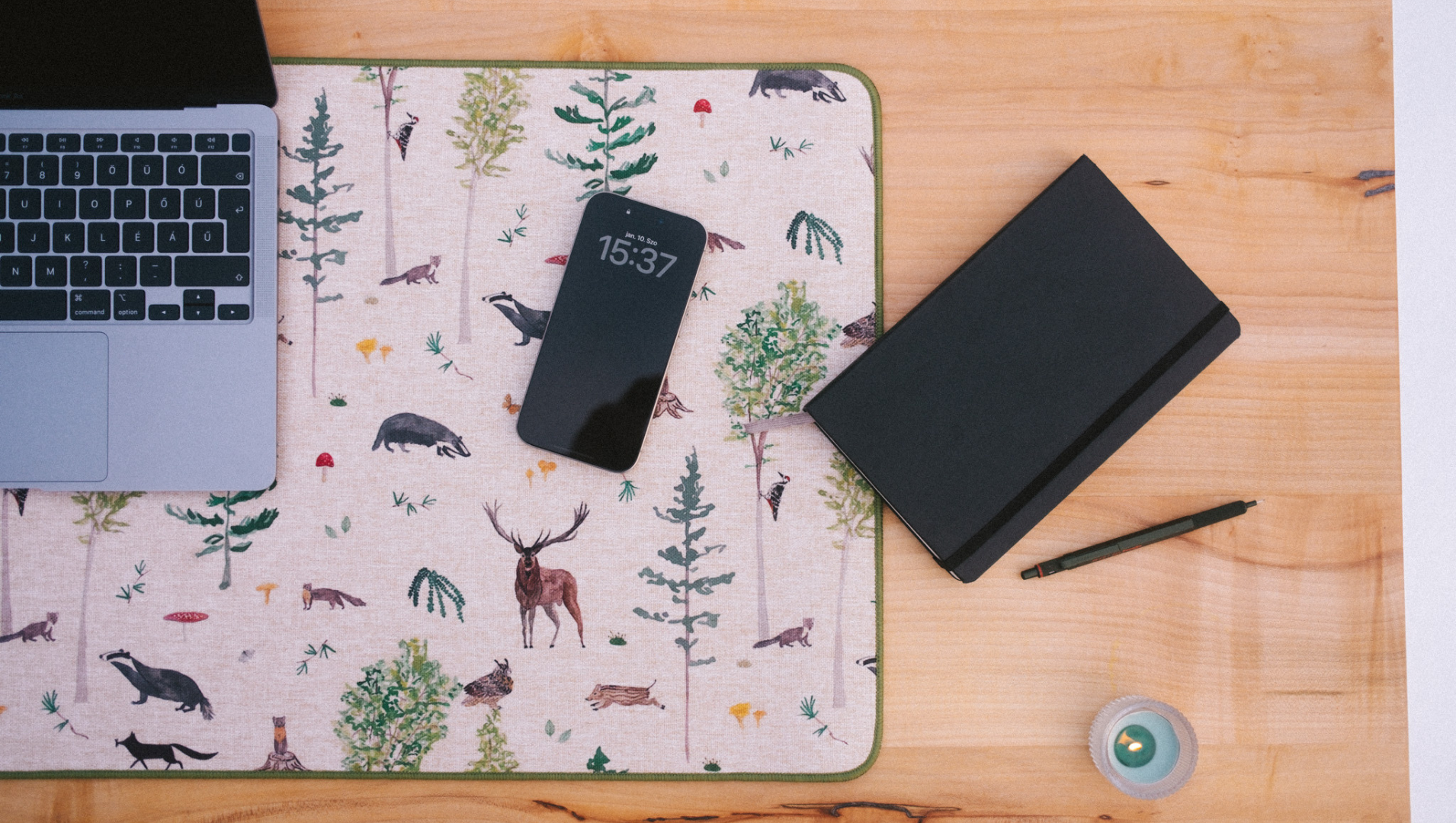 Milyen kedves x Artimo Desk Mat