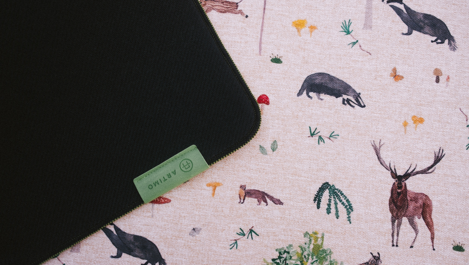 Milyen kedves x Artimo Desk Mat