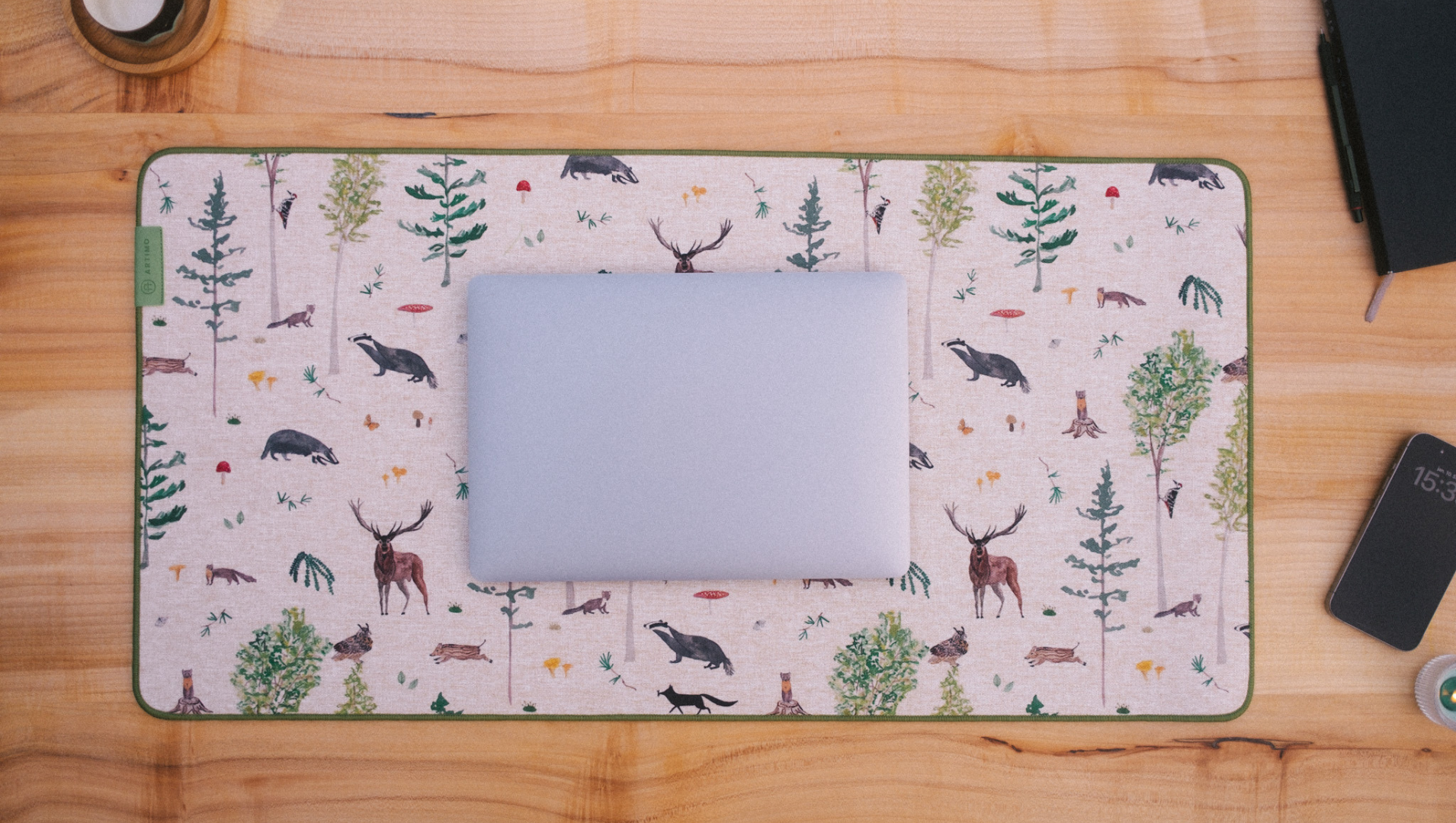 Milyen kedves x Artimo Desk Mat